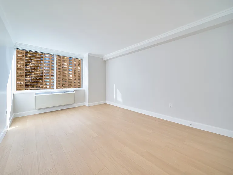 160 Riverside Blvd #10J — Photo 12