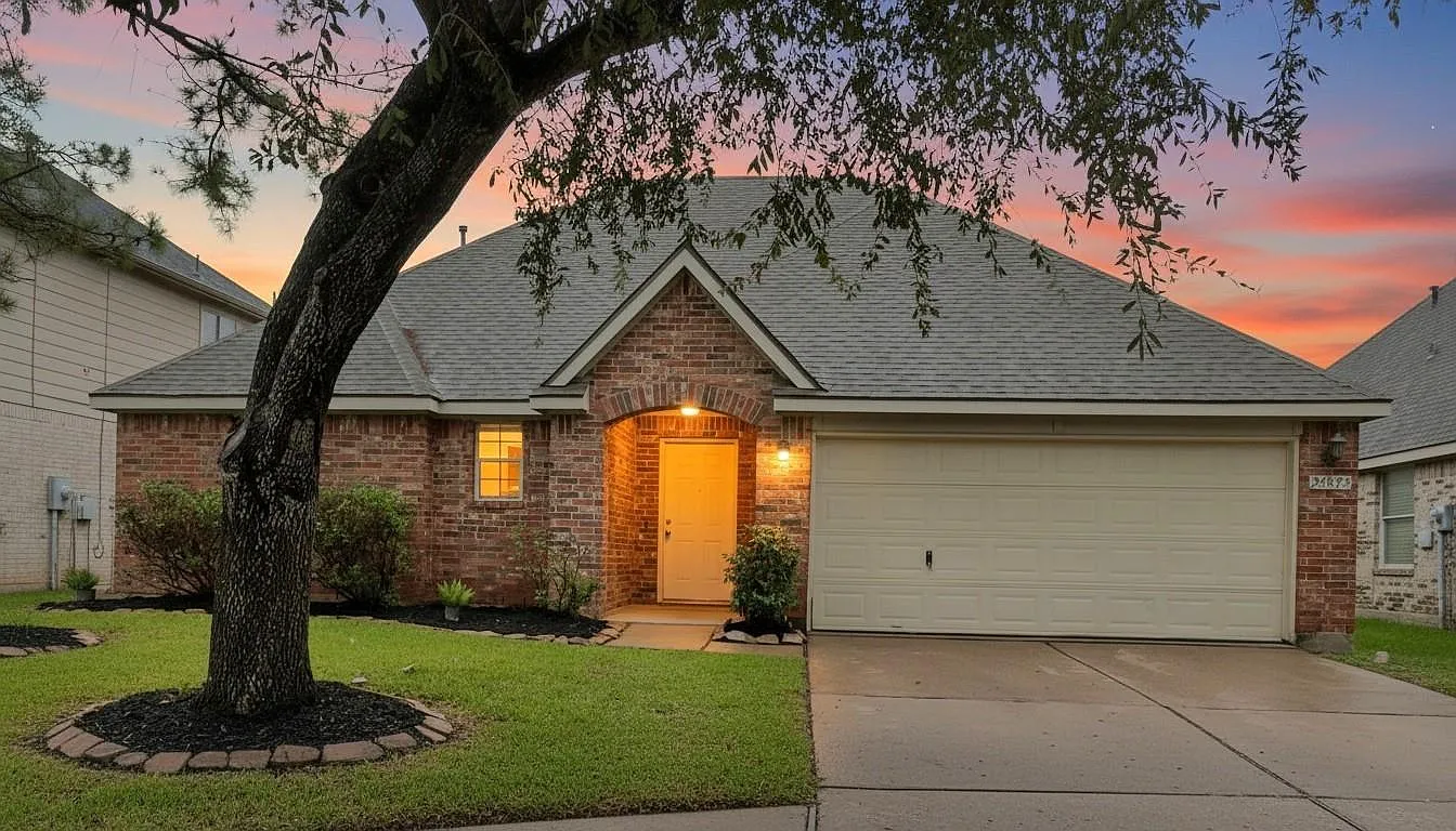3 bed, 2.0 bath, 1884 sqft, $2,300 — Photo 1