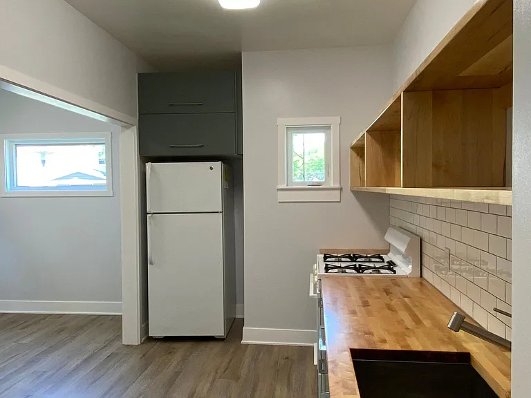 Kitchen
Fridge has been updated! ice maker included