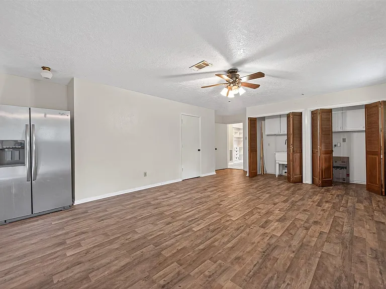 1701 Mistletoe Ln — Photo 6