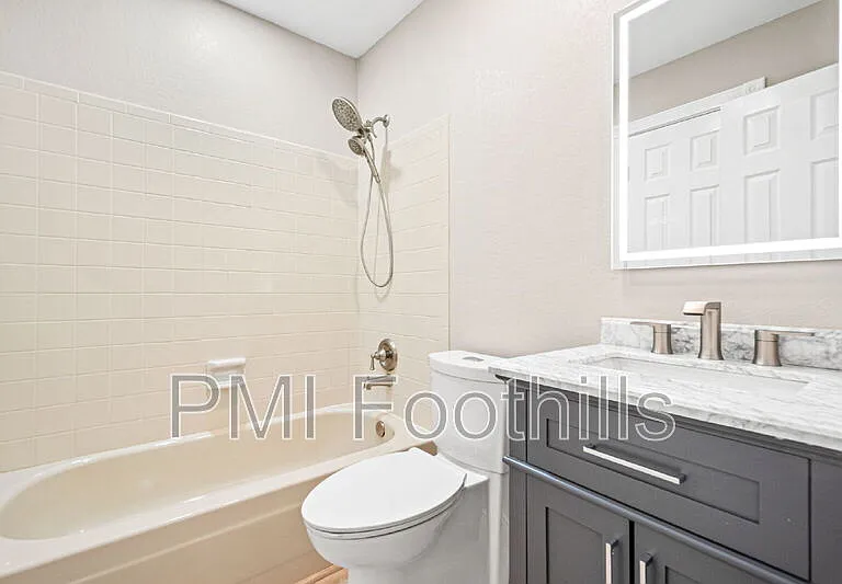 2578 E Nichols Cir — Photo 16