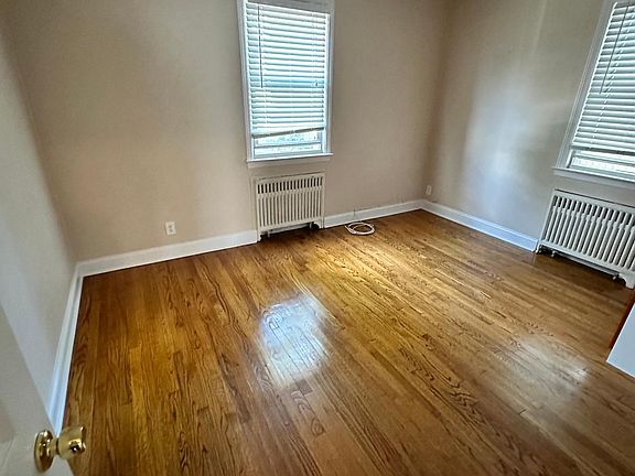 3rd image of 271 Delafield Ave Floor 1