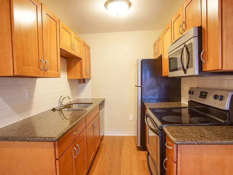 1625 SE Bidwell St #8 — Photo 5