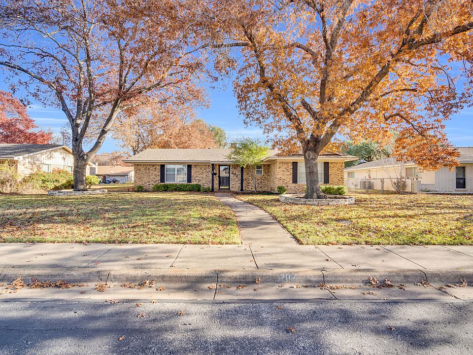 1st image of 202 Vanderbilt Ln