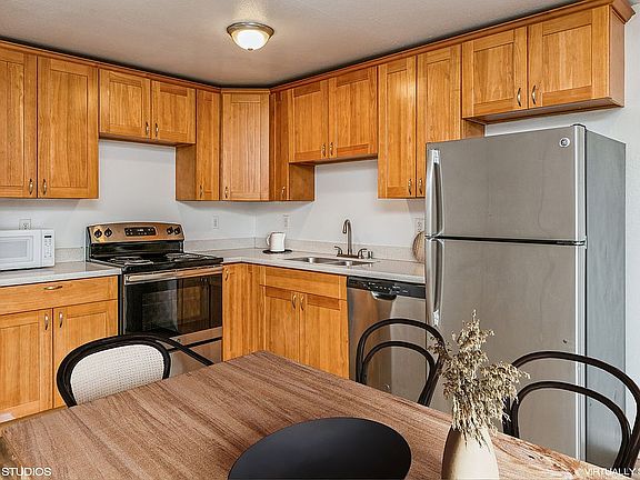 4th image of 7714 Cirque Dr W APT B