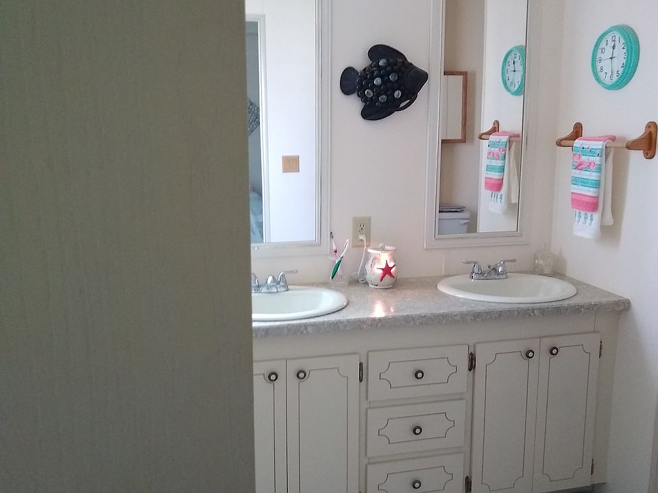 Master bath w/ walk in showe