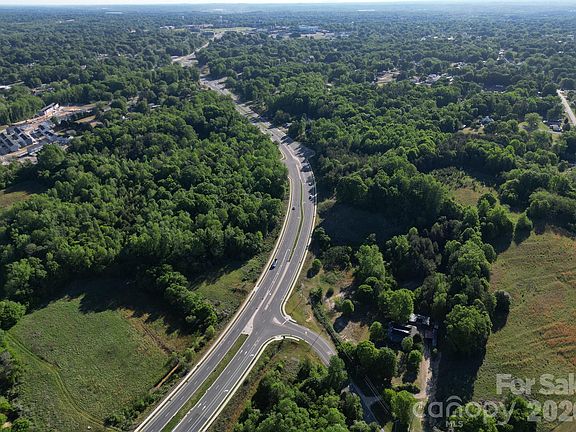 3rd image of 1500 Bethpage Rd