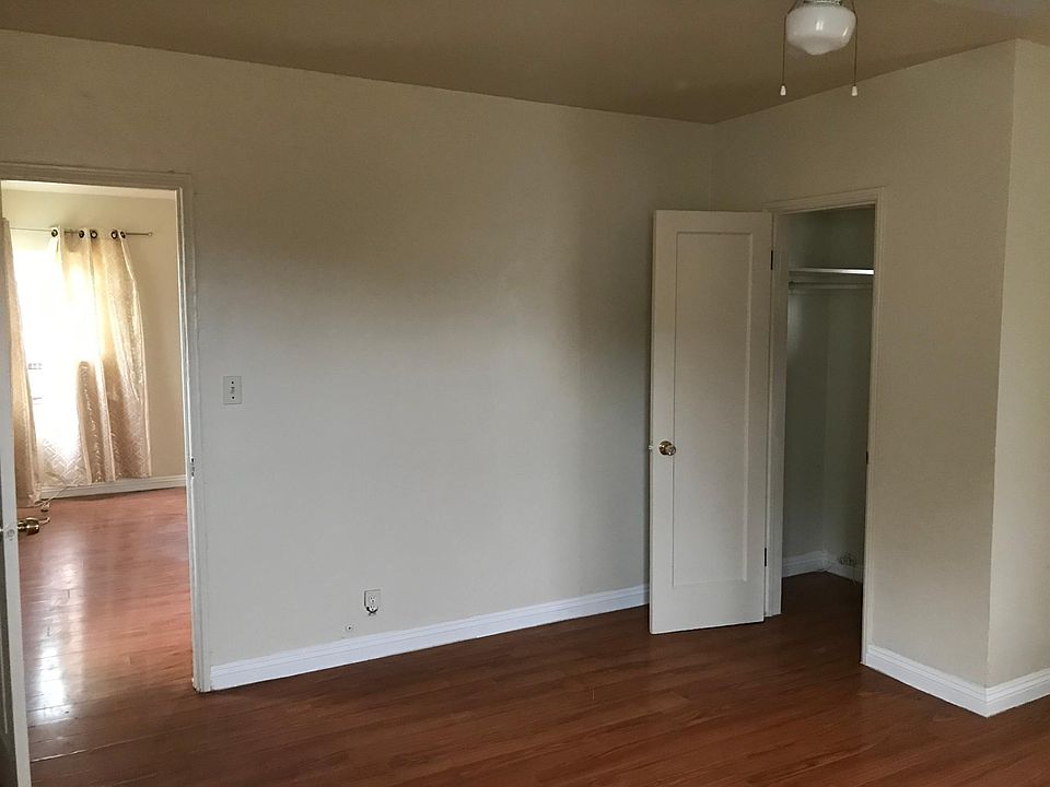 2nd image of 912 Hawthorne Pl
