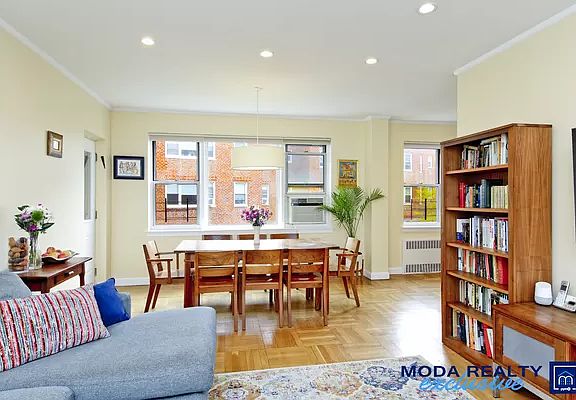 3rd image of 3750 Hudson Manor Ter APT 4FW