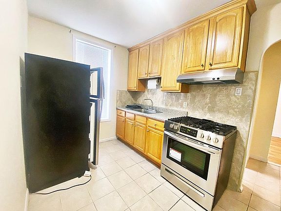 2nd image of 204 Bay 28th St Floor 1