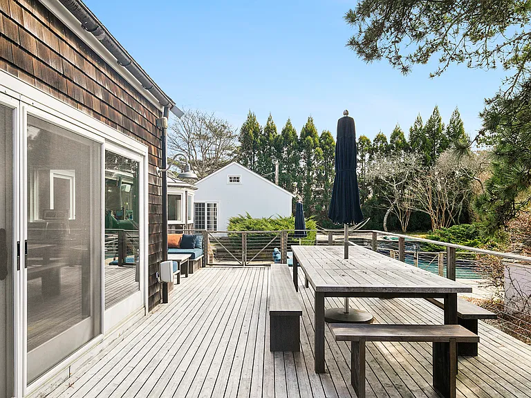 10 Hampton Ln — Photo 18