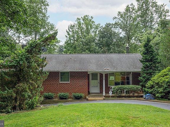 3rd image of 11 Twin Pond Ln