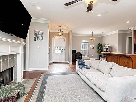 4th image of 39362 Meadowbrook Ave