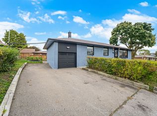 2 Del Ria Dr, Toronto, ON M6L 1M1