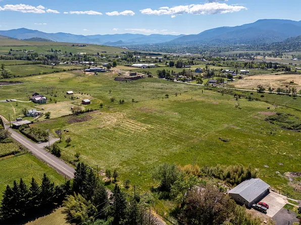 184 E Valley View Rd, Ashland, OR 97520