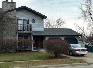 1430 W Stonehenge Dr, Sycamore, IL 60178