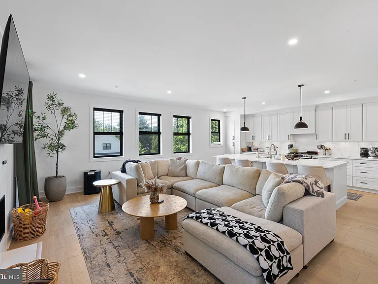 985 Henry Ave — Photo 9