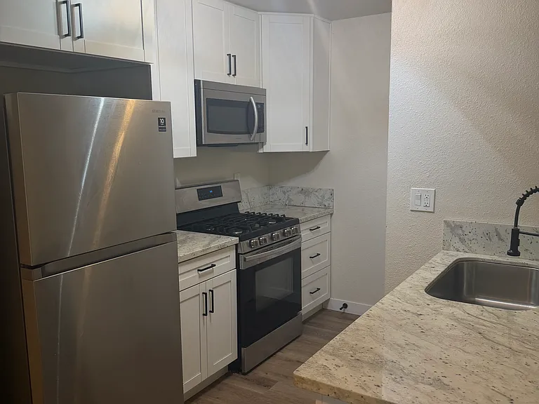 377 E 7th Ave #4 — Photo 4