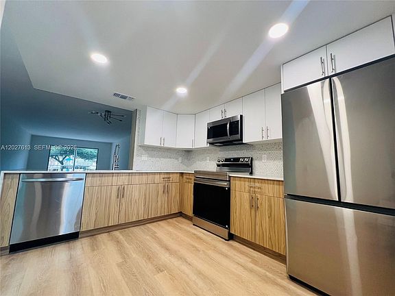 3rd image of 2402 Antigua Cir APT H1