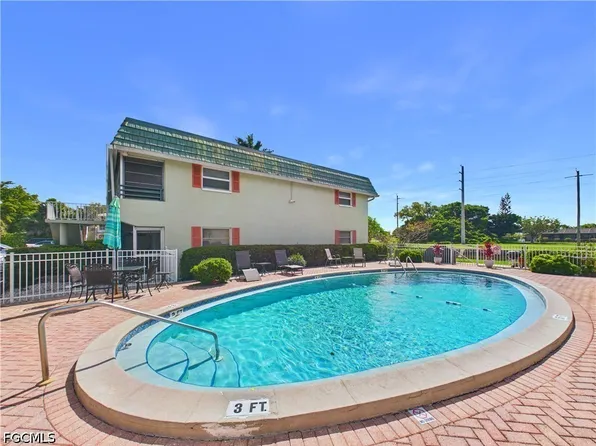 300 Valley Stream Dr #3D, Naples, FL 34113
