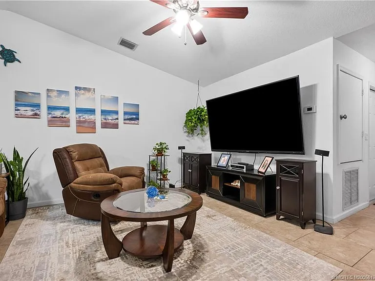 1529 NE Sunview Ter — Photo 11