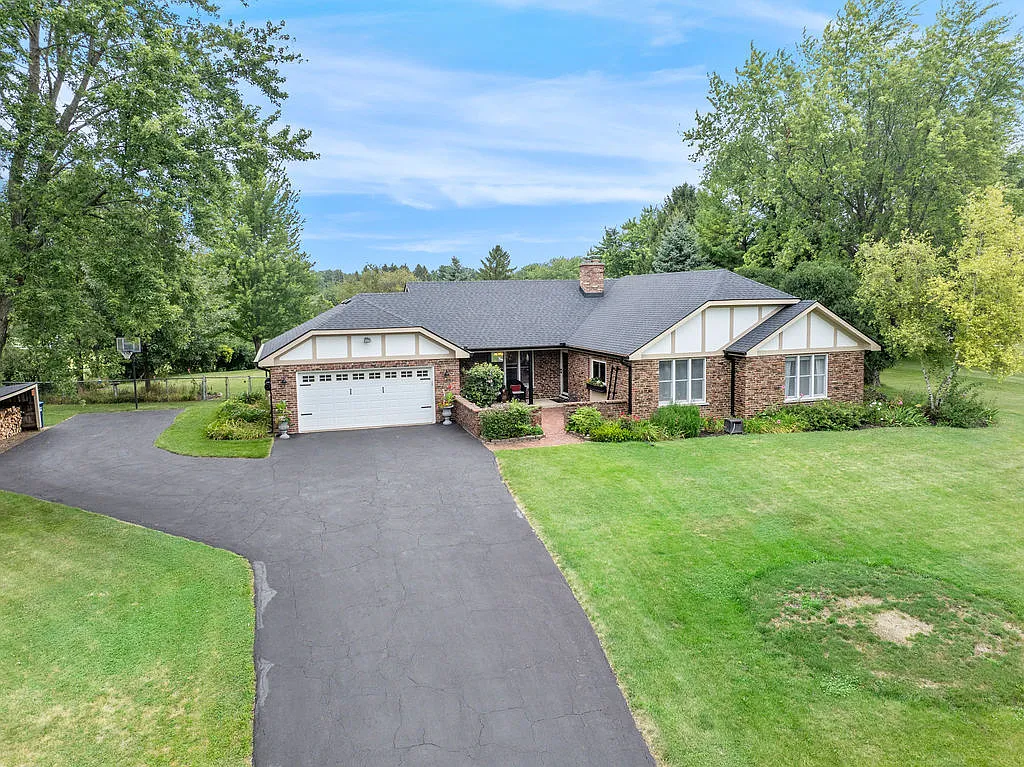 4N323 Derby Ln photo 1