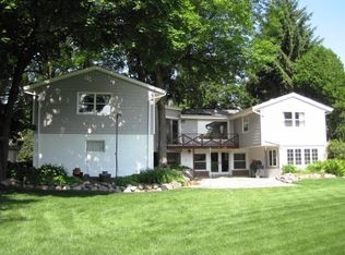 2704 Burries Rd, Hartland, WI 53029