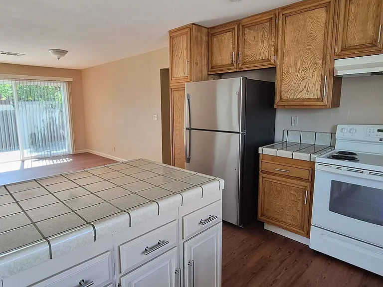 1121 Swallow Ln — Photo 5