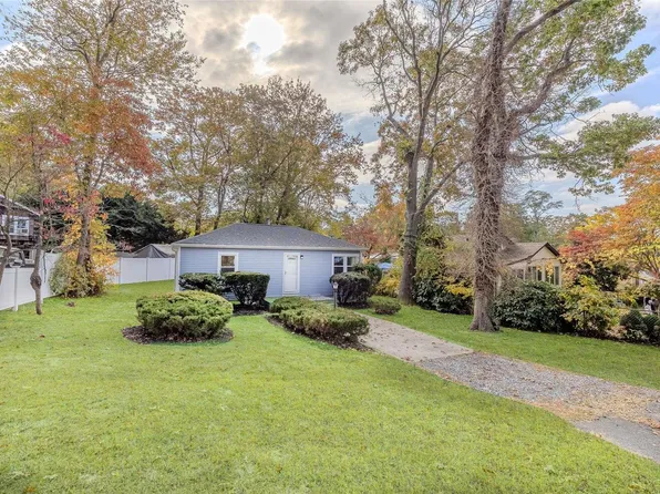 8 Laurel Road, Rocky Point, NY 11778