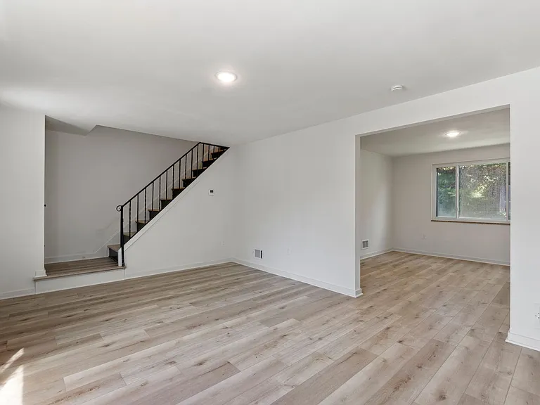 1900 Curranhill Ave — Photo 4
