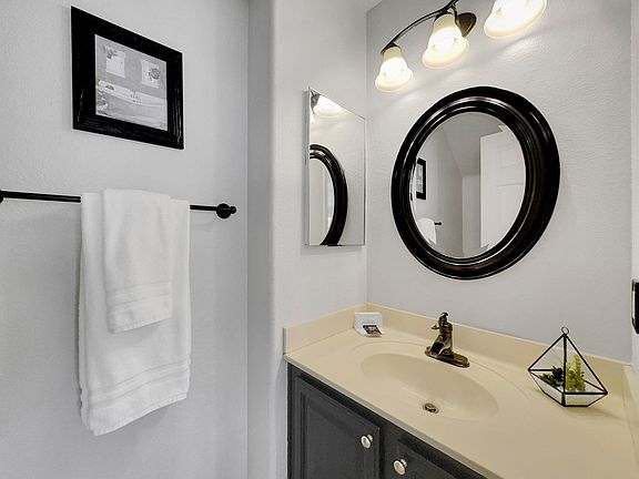 5th image of 704 W La Pryor Ln #Id1247574p