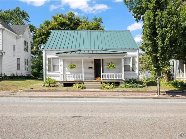 221 N Main St, Red Bud, IL 62278