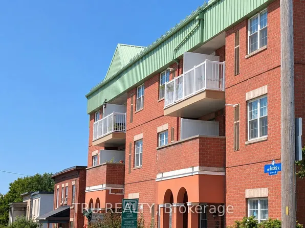 130 Rochester St #2, Ottawa, ON K1R 0A3