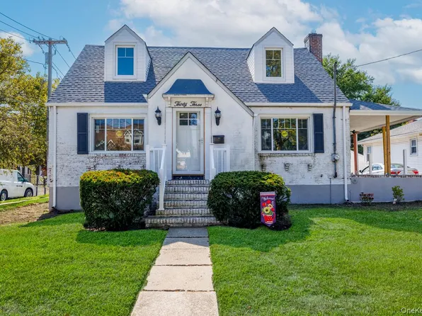 33 Farnum Street, Lynbrook, NY 11563