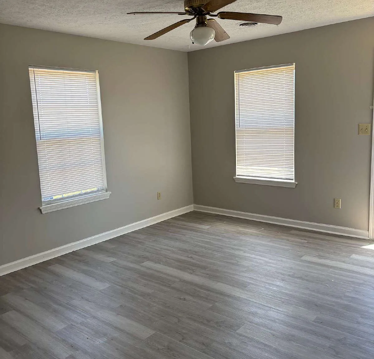 3 bed, 1.0 bath, 987 sqft, $1,095 — Photo 2