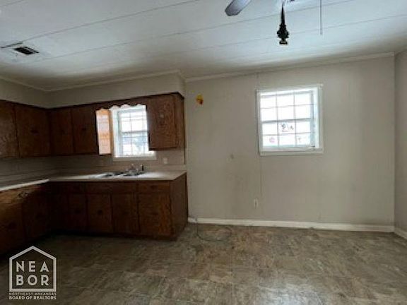 3rd image of 605 Kelly Dr