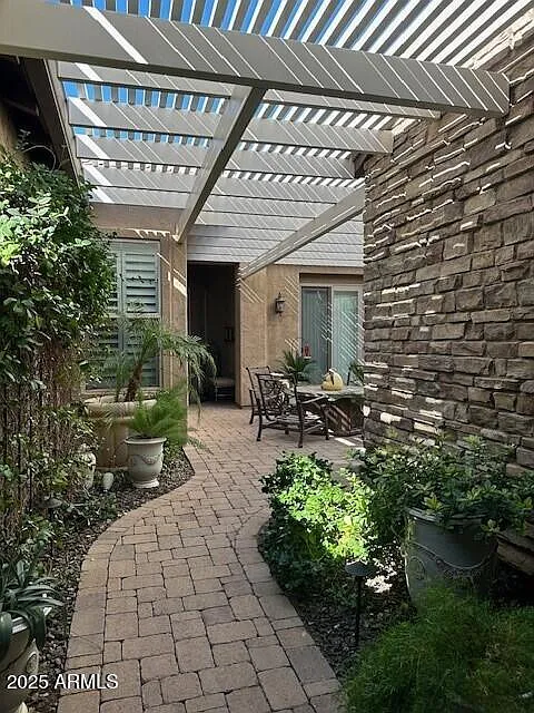 3 bed, 2351 sqft, $2,650 — Photo 2