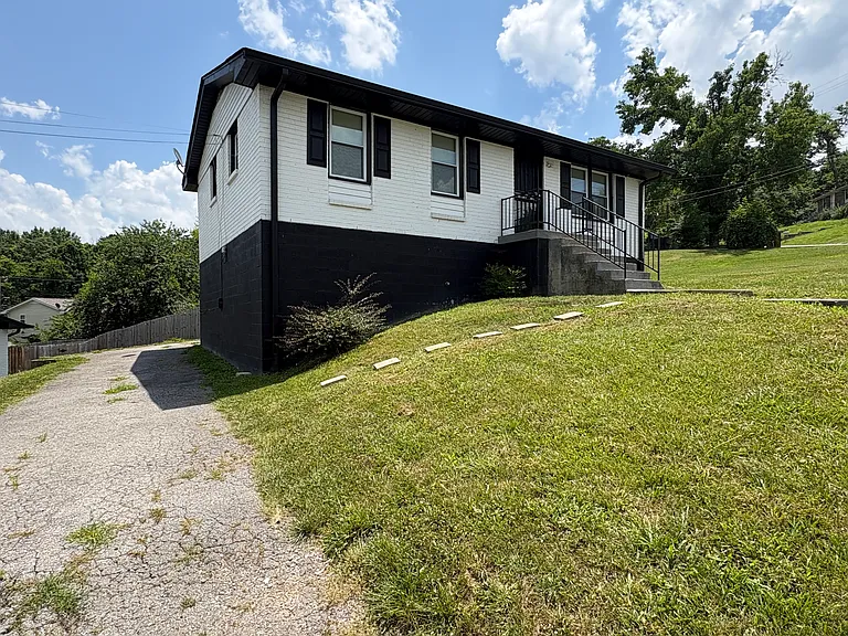 2641 Combs Dr — Photo 3