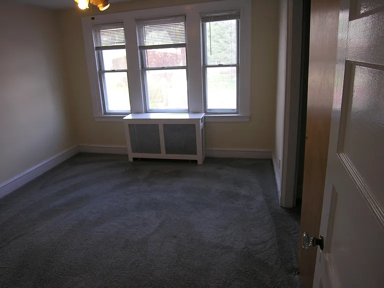 577 Green Ln — Photo 7