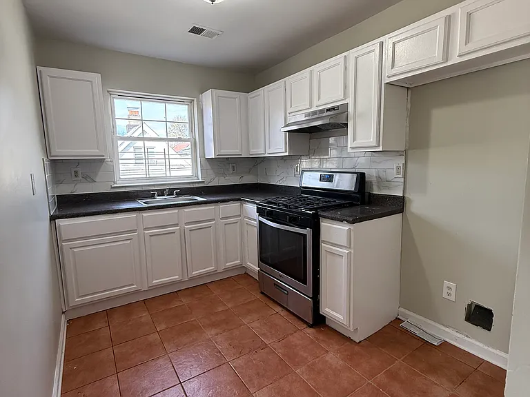 145 14th Ave #3L — Photo 4