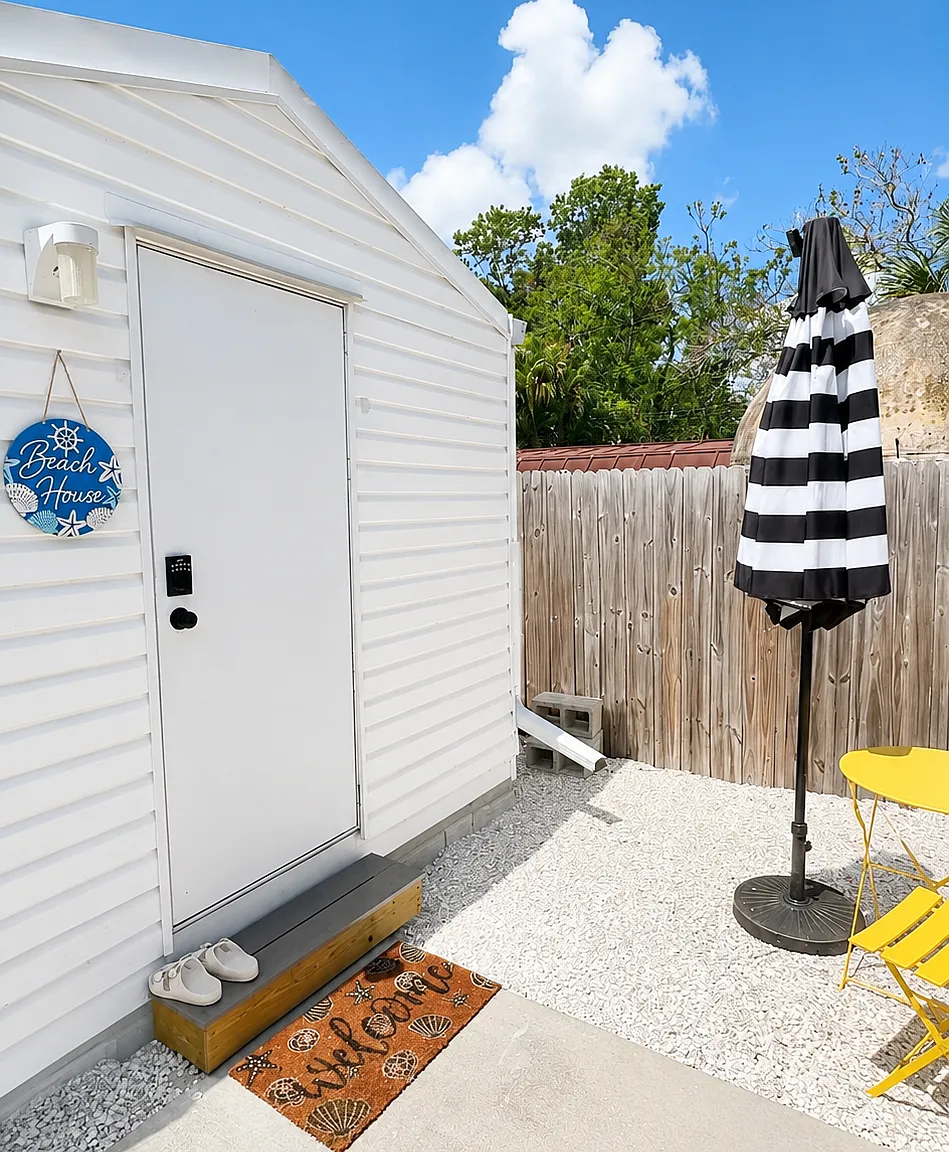 Studio, 200 sqft, $999 — Photo 1