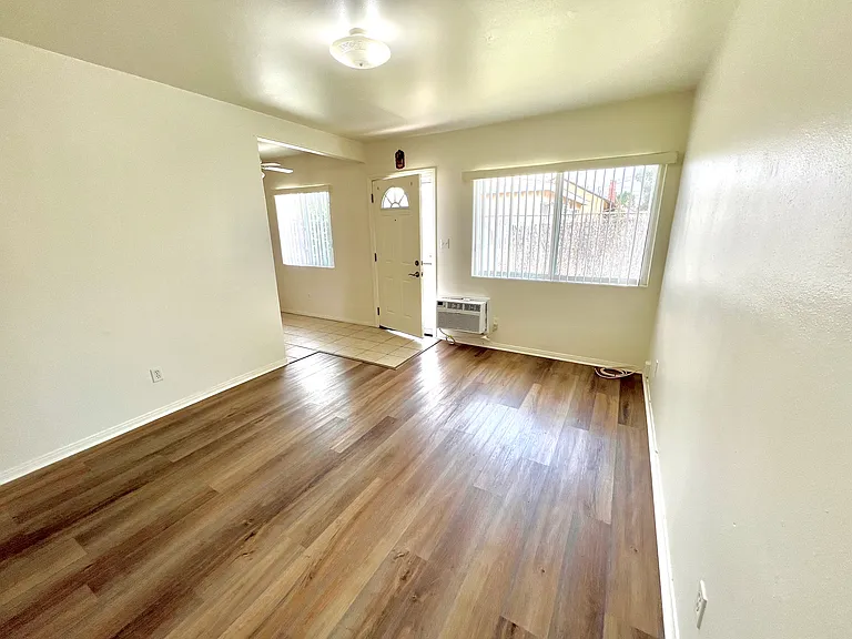 8786 La Salle St — Photo 4