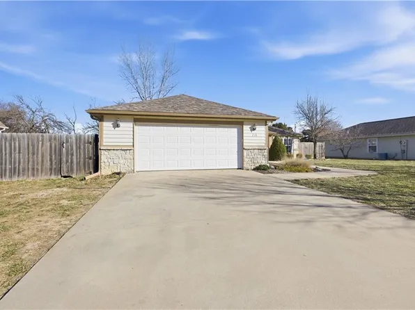 218 Hillside Dr, Baldwin City, KS 66006