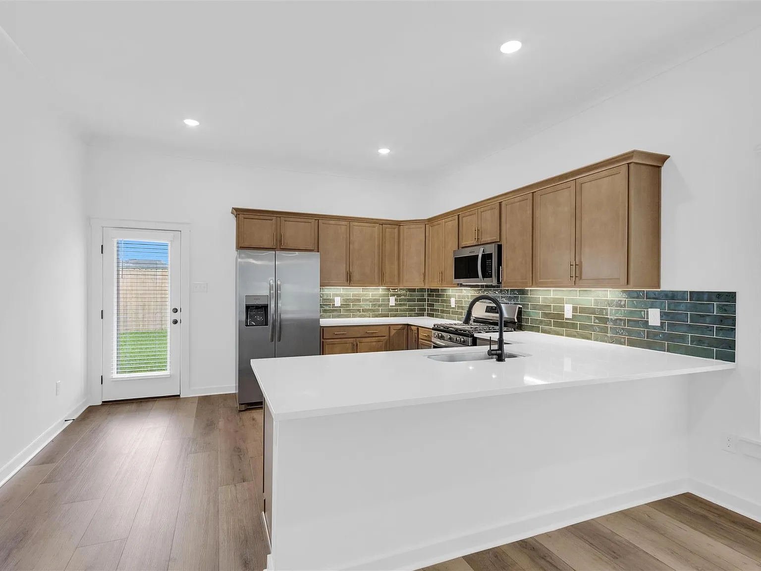 3 bed, 2.0 bath, 1392 sqft, $2,050 — Photo 2