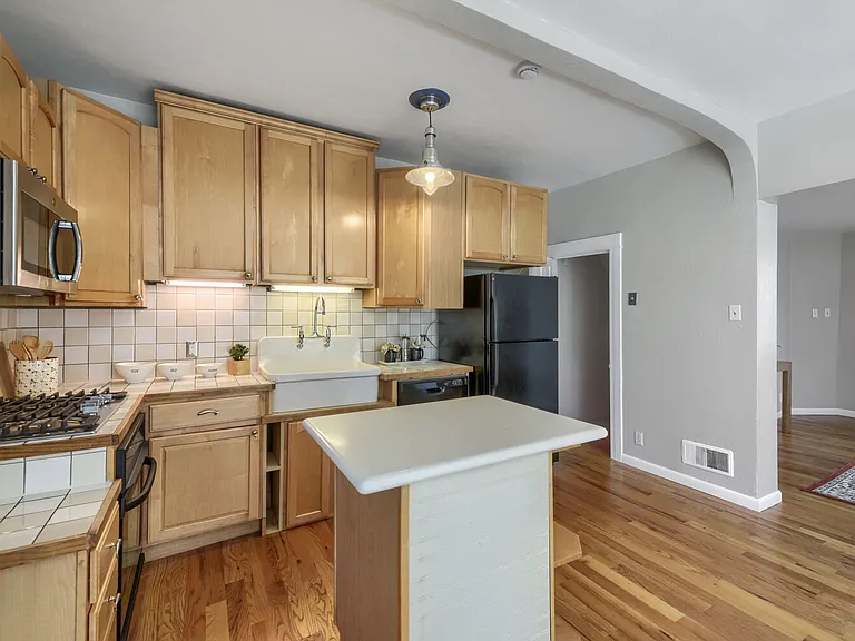 541 N Logan St — Photo 4
