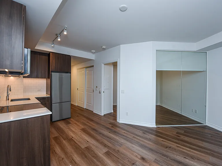 571 Prince Edward Dr N #401 — Photo 20