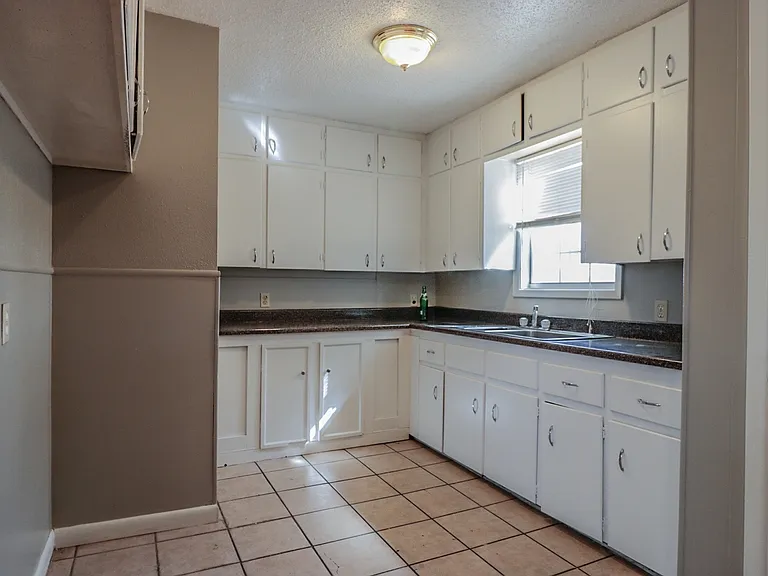 3119 Jarvis St — Photo 4