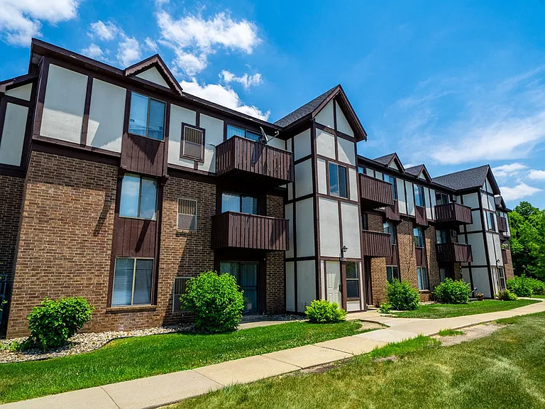 Irish Hills Apartments — Photo 38
