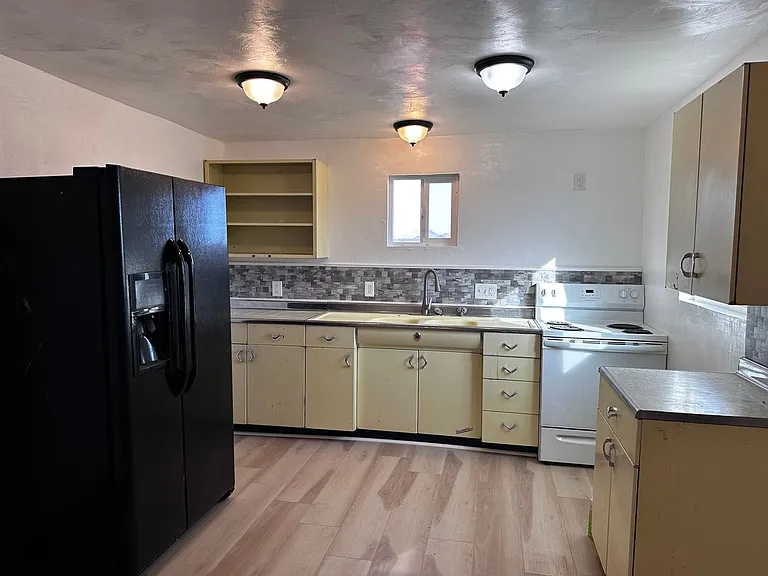 3600 E Thompson Ave — Photo 2