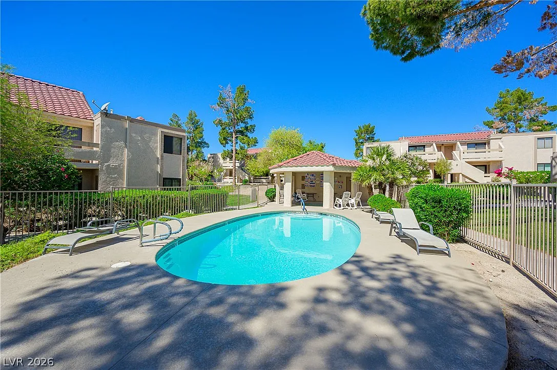 2 bed, 1.0 bath, 810 sqft, $1,350 — Photo 3
